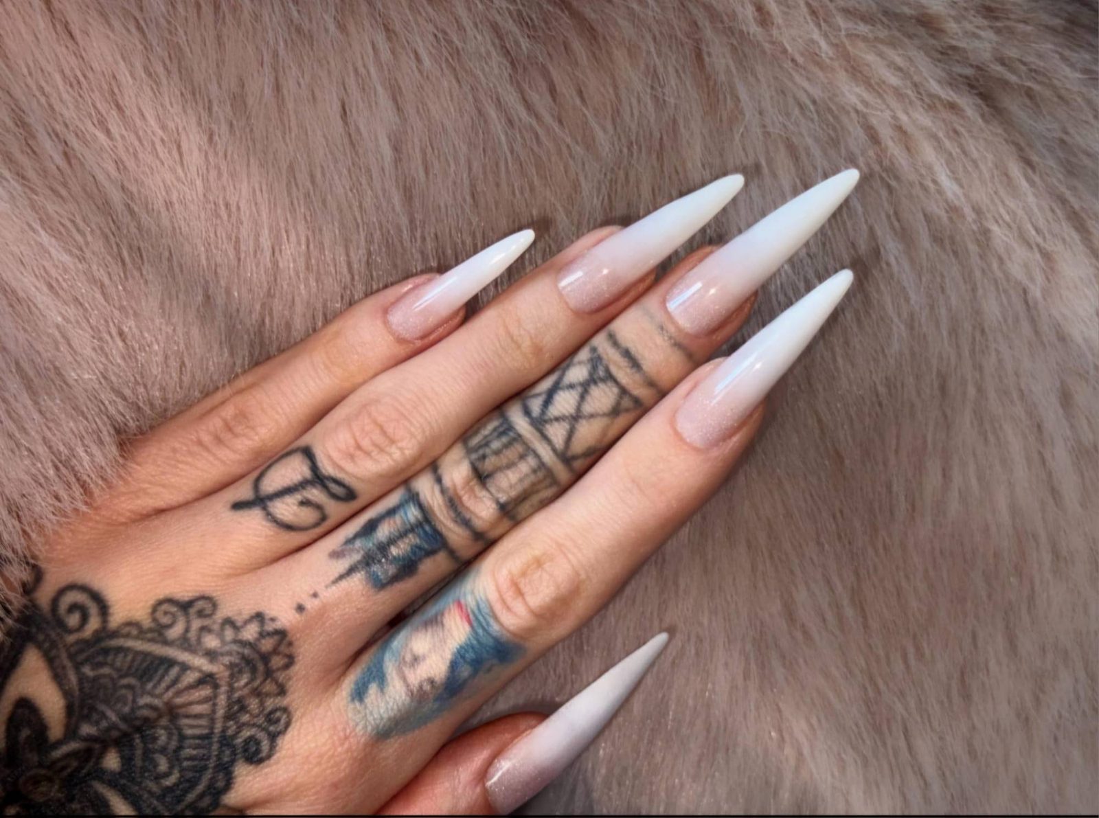 Dlhé stiletto nechty — ombre dizajn, ukážka práce
